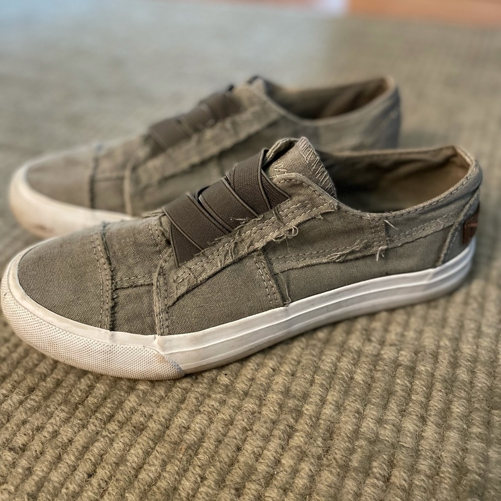 Women’s slip-on Shoe. BLOWFISH